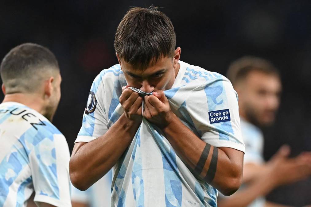 Dybala besó el escudo de la selección argentina.