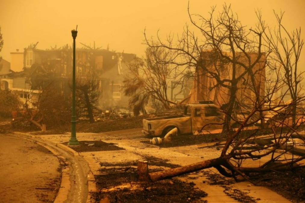 Al menos 22 incendios en California, alimentados por fuertes vientos, siguen forzando a la evacuación de miles de residentes en los condados de Napa, Sonoma y Butte, una conocida región vinícola, y han provocado la muerte de otras tres personas en las últimas horas, informaron las autoridades.