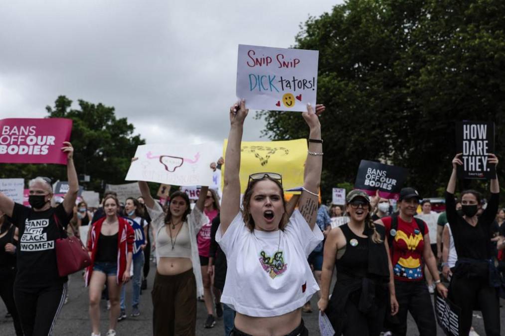 “Salimos a la calle porque las mujeres estaremos en peligro si se nos prohíbe abortar legalmente y no nos vamos a quedar calladas”, dijo a Efe la fundadora de Women’s March Foundation, Emiliana Guereca.