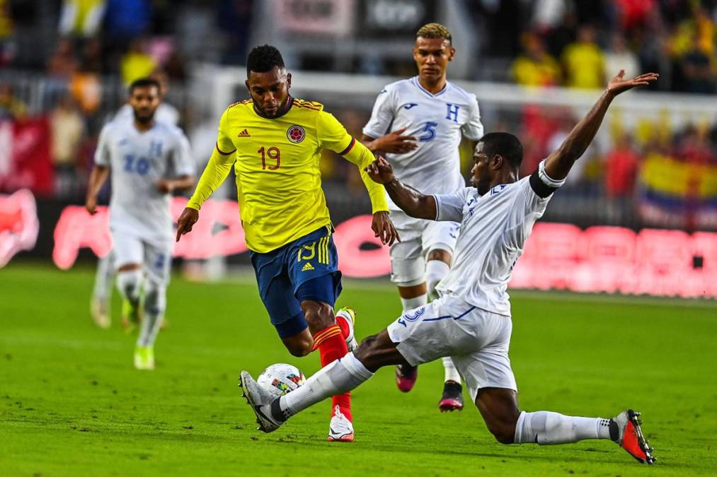 Miguel Ángel Borja puso en aprietos al capitán hondureño Maynor Figueroa durante el partido.