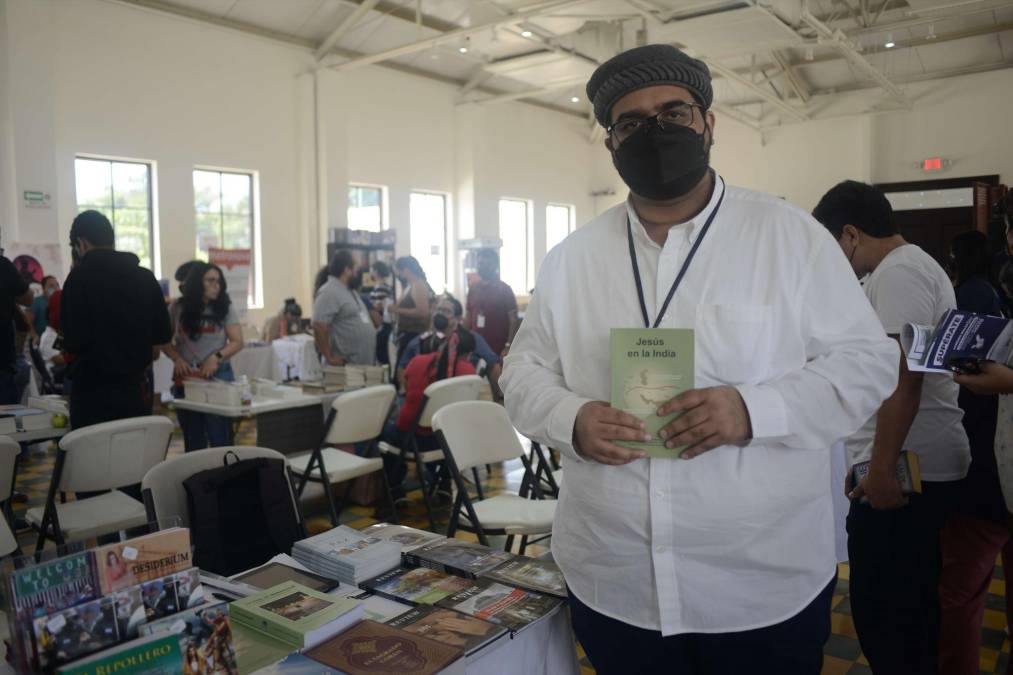 Zahir Ahmed es el Imam de la Comunidad Musulmana Ahmadía, nacido en Canadá, pero de raíces paquistaníes, expone libros que explican la religión musulmana. Sin duda, la feria también muestra una diversidad cultural y de creencias de gran importancia para nuestra tolerancia como sociedad.