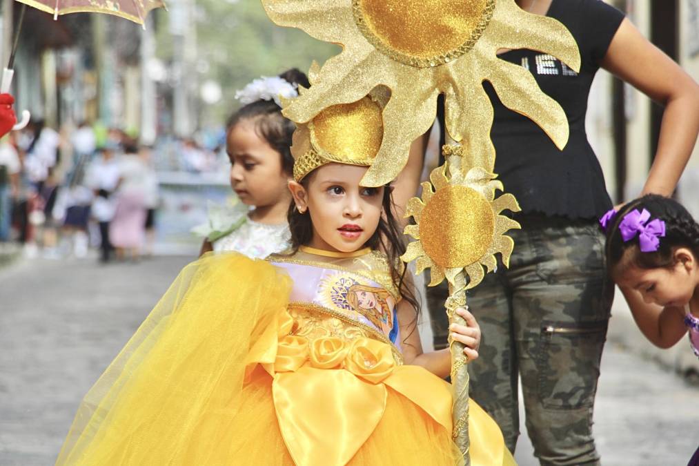 Desde muy temprano, los niños y niñas se congregaron vestidos con sus trajes tradicionales, banderas y vestidos hermosos que reflejaban el orgullo de ser hondureños.