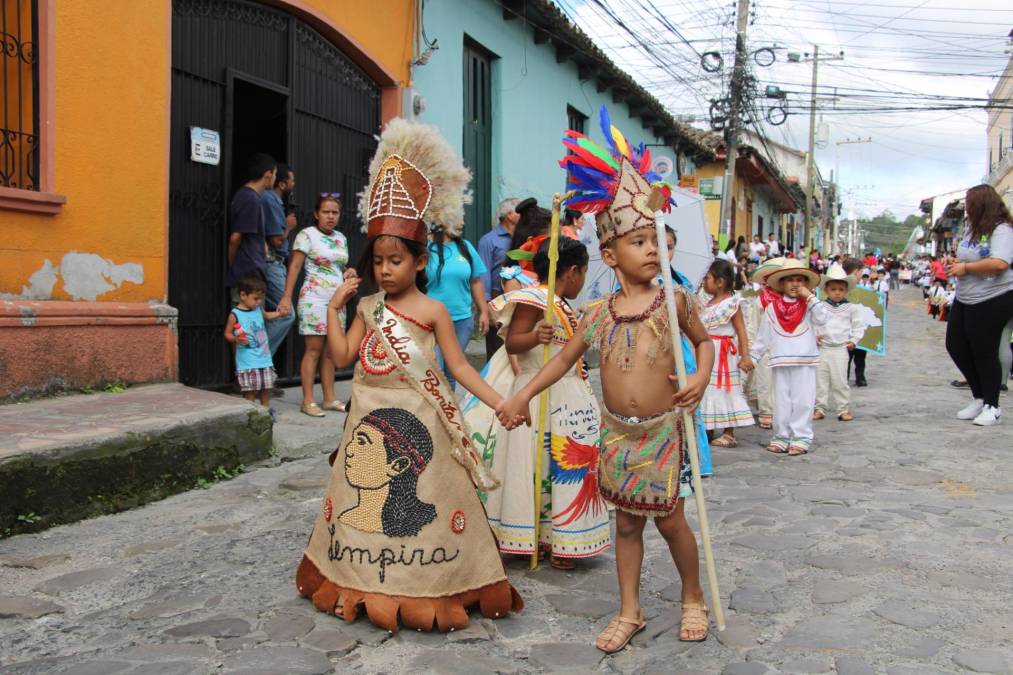 Los trajes típicos potados con gran orgullo por los niños de Santa Rosa, conmemoraron al primer héroe nacional de Honduras, el cacique Lempira.