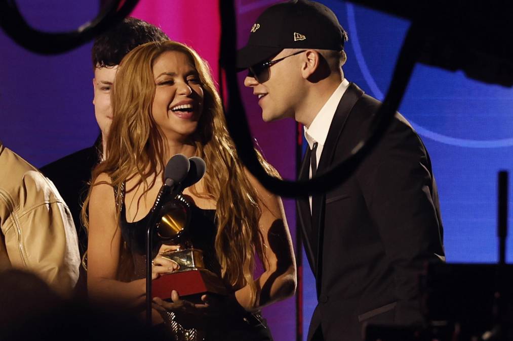 Shakira logró este jueves junto a Bizarrap el premio a mejor canción pop en los Latin Grammy por ‘Shakira: Bzrp Music Sessions, Vol. 53’ y se lo ha dedicado, entre otros, al “público español” por apoyarla “en los tiempos difíciles”, en referencia a su ya terminada relación con el futbolista Gerard Piqué.