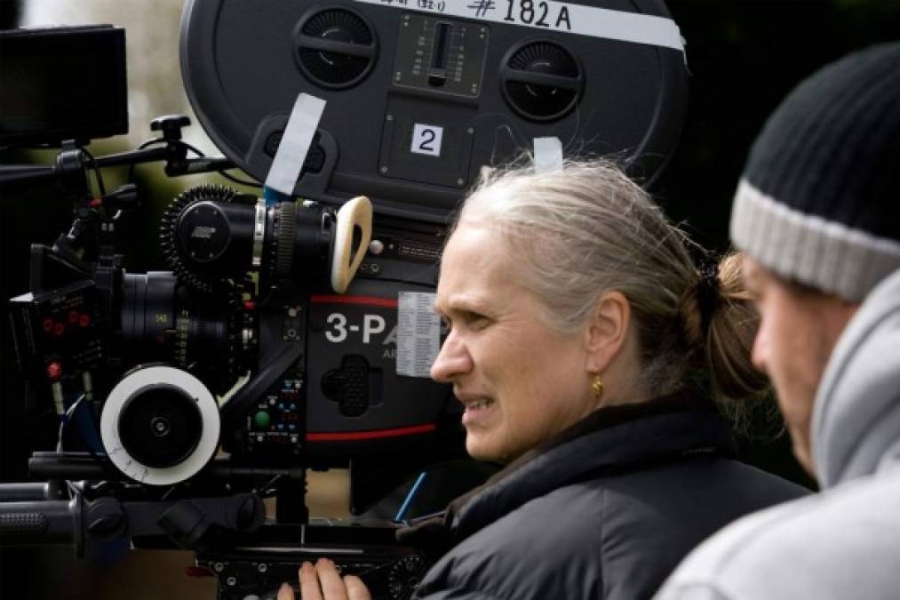 JANE CAMPION <br/><br/>Habían pasado casi dos décadas desde que la primera mujer fue nominada al Óscar a Mejor Dirección, cuando Jane se convirtió en la segunda en aspirar a la estatuilla por “El Piano” (1993). No lo ganó, pero sí por Mejor Guión Original. Y, gracias a la película, fue la primera mujer en recibir la Palma de Oro del Festival de Cannes. Su primer corto, “Peel” (1982), ganó la Palma de Oro para Cortometrajes en 1986. El resto de la década de los 80, la cineasta se dedicó a los formatos cortos, que también le valieron varios reconocimientos. En 2013 escribió, creó y dirigió la miniserie “Top of the Lake”, dándole una nominación al Emmy como Mejor Dirección de Miniserie, Película o Especial.