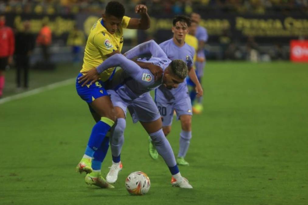 Otro con el que tuvo una enorme lucha fue con Ronald Araújo. 'Choco' Lozano disputando el balón con el central uruguayo.