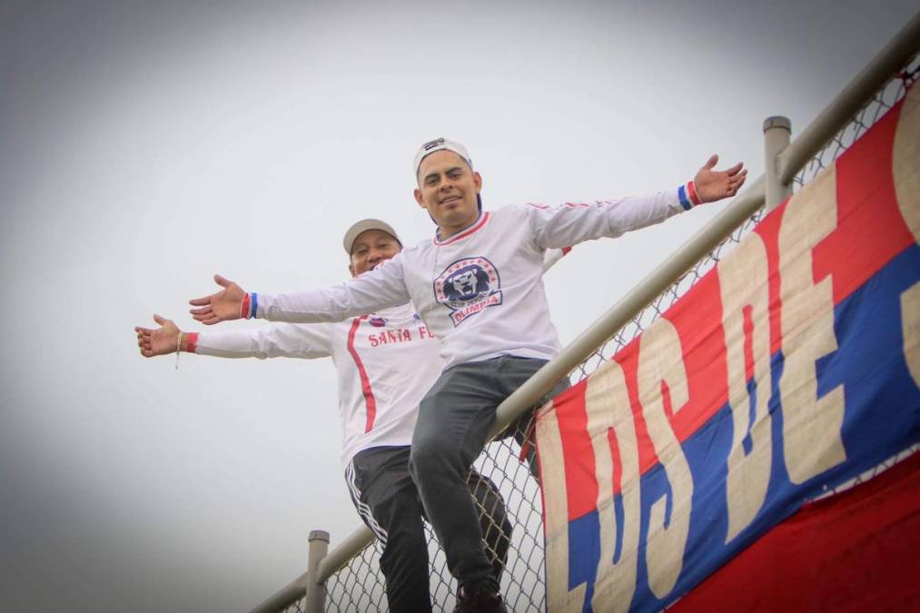 Lindas chicas y show de la Ultra Fiel: el ambiente del Olimpia-Marathón