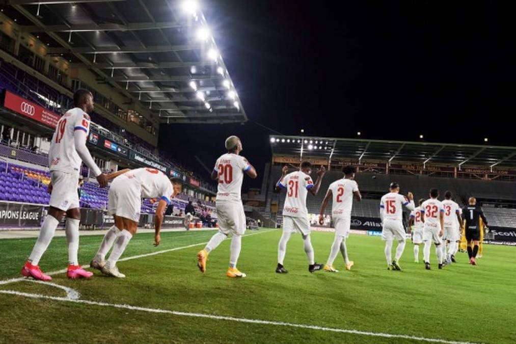 La salida del equipo titular del Olimpia al campo del Exploria Stadium de Orlando, Florida, para el inicio del partido.