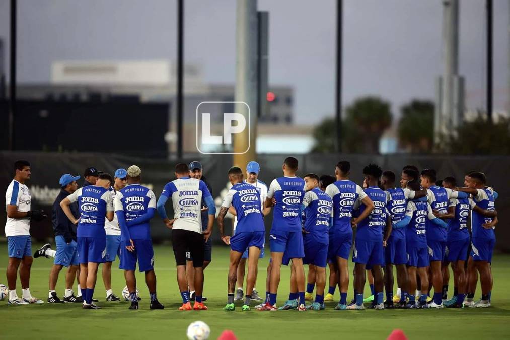 Los jugadores escucharon atentos a las palabras del entrenador de la Selección de Hondura.s