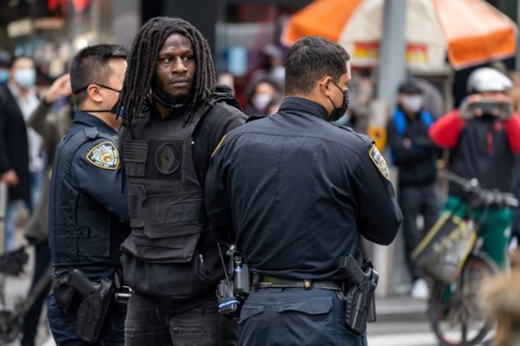 La policía de Nueva York arrestó a varios manifestantes en las protestas de este domingo.