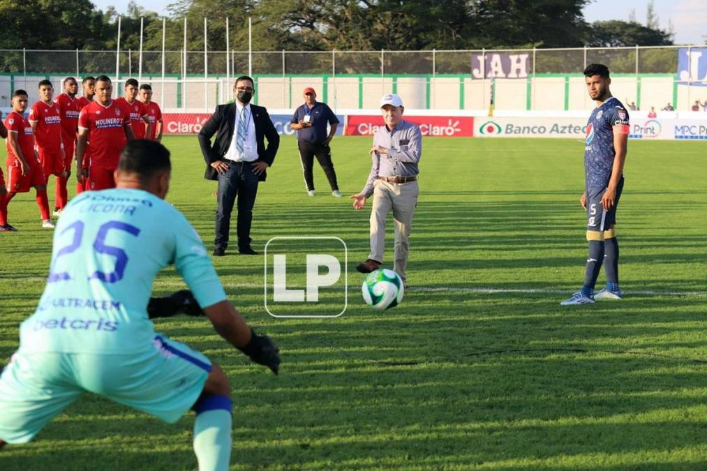 Antes del inicio del partido, el alcalde de Comayagua, Carlos Miranda, hizo el saque de honor en el estadio.