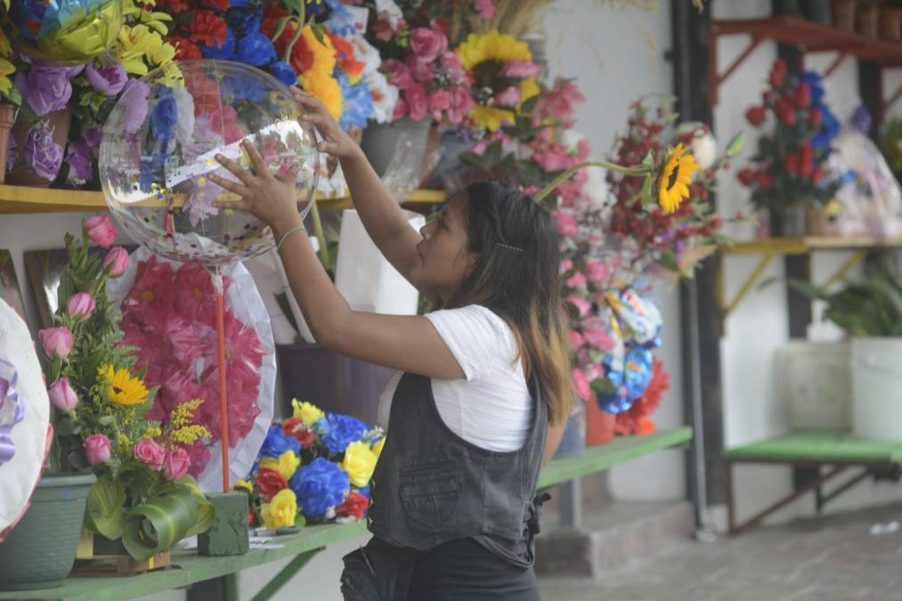 Los arreglos de 6 rosas, que normalmente valen 250, actualmente valen 300.