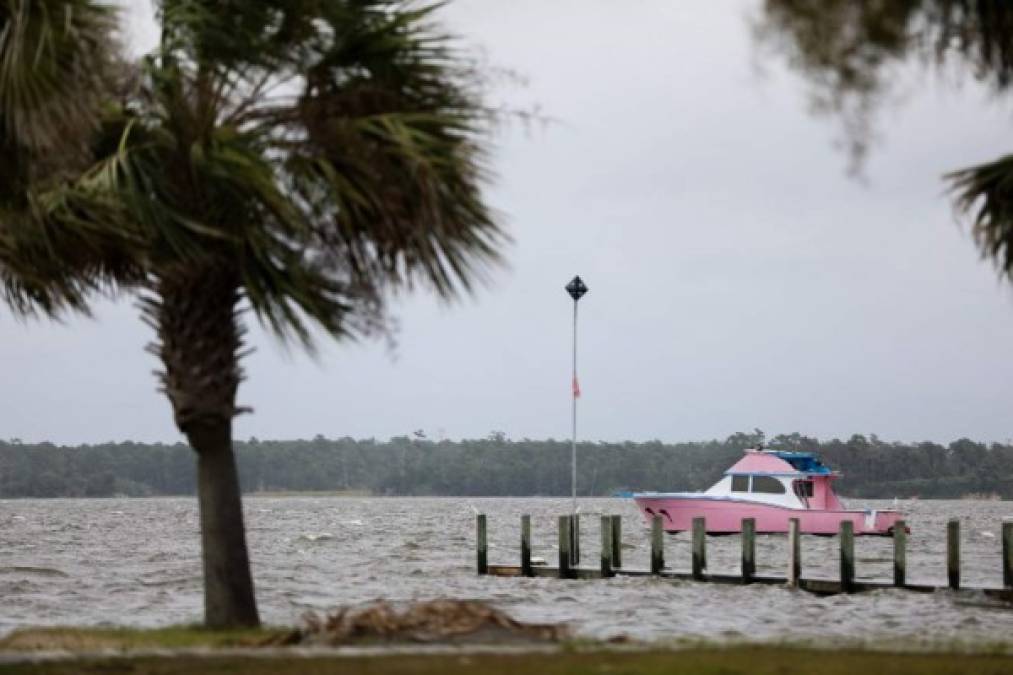 Florence, que llegó a arrastrar vientos máximos sostenidos de 220 kilómetros por hora como huracán de categoría 4, bajó a categoría 2 en la escala de intensidad de Saffir-Simpson, de un máximo de 5, y siguió debilitándose ligeramente.<br/>