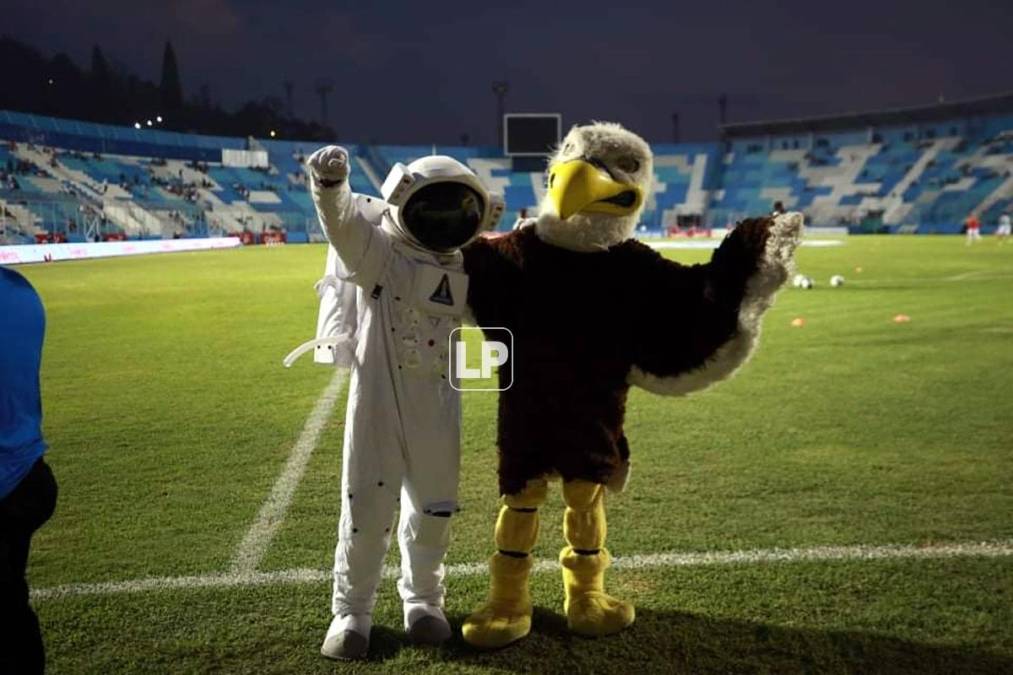 Las mascotas que se hicieron presente en el estadio Nacional Chelato Uclés.