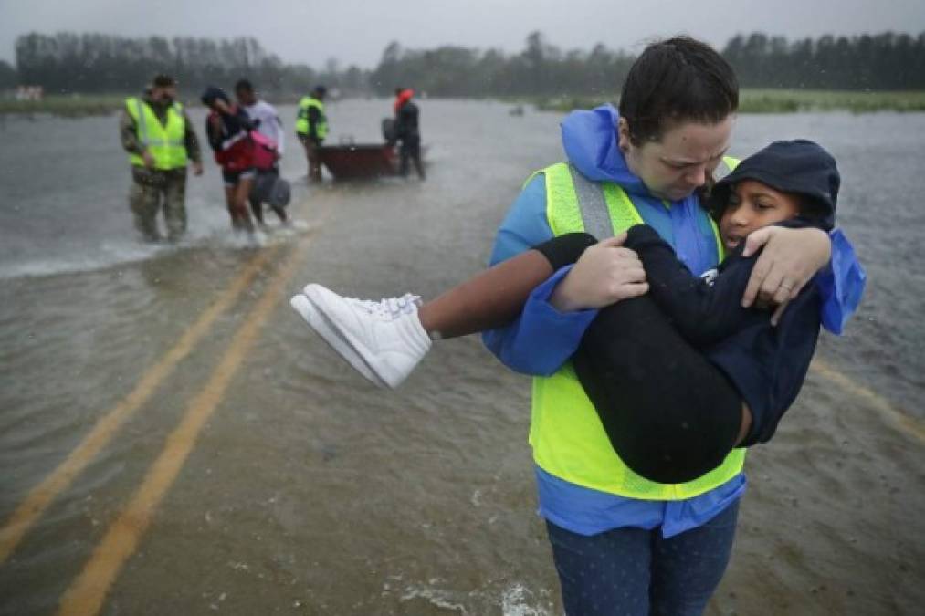 En Jacksonville, más de 60 personas alojadas en un hotel tuvieron que ser rescatadas durante la noche después de que una parte del techo colapsó.