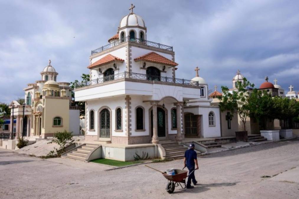 Las narcotumbas en Jardines del Humaya están valoradas hasta en 500,000 dólares y cuentan aire acondicionado, internet y vidrios blindados.