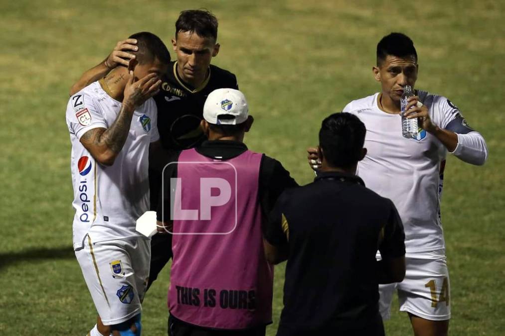 El argentino Gonzalo Klusener se acercó a consolar al jugador del Comunicaciones, Stheven Robles. Se le viene una sanción al Motagua seguramente.