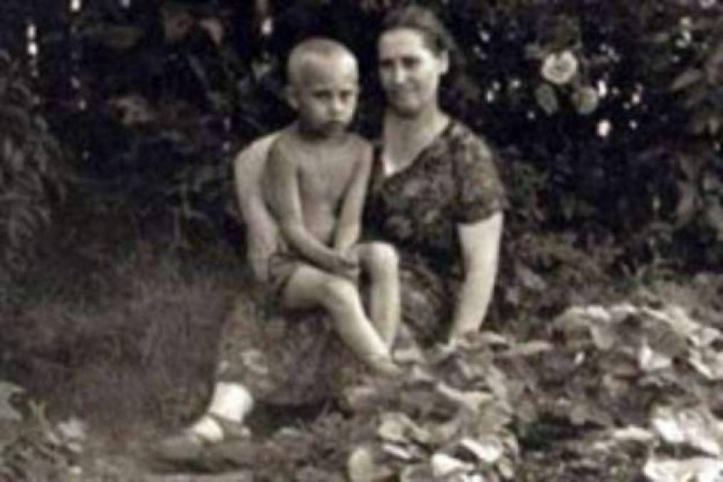 En su biografía asegura que nació en una “familia normal”. En la foto del archivo personal de Putin posa con su madre cuando era un niño.