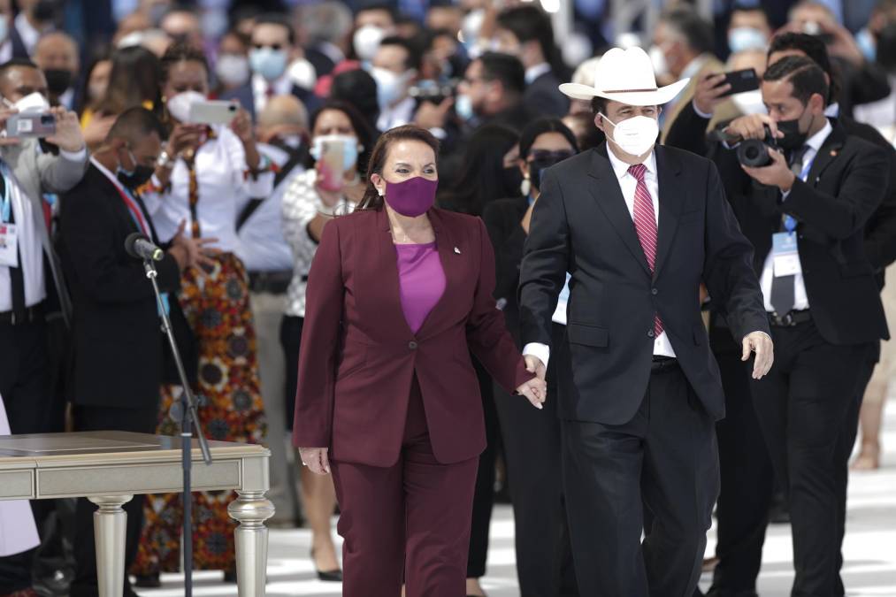 Mel y Xiomara lucieron elegantes para el evento. El expresidente optó por un traje negro con una corbata púrpura, a juego con el traje de su esposa que representa el empoderamiento femenino. Ambos lucieron un sombrero, pero la mandataria lo dejó lado para la juramentación.