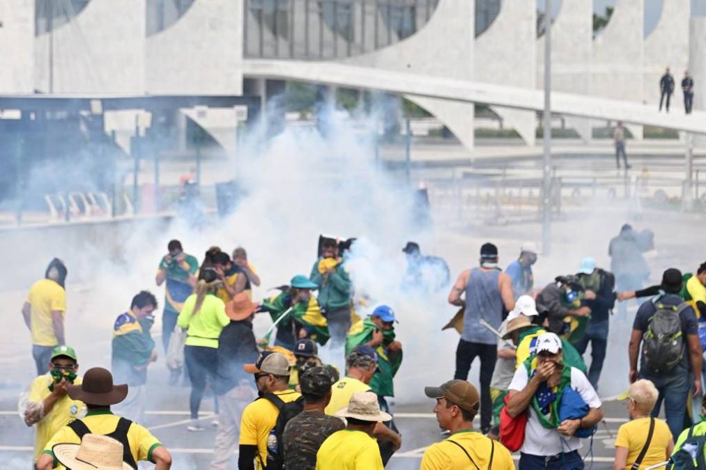 Los extremistas, en su mayoría con camisetas amarillas y verdes y banderas de Brasil, también atacaron algunos vehículos de la Policía Legislativa, que brinda seguridad al Congreso.