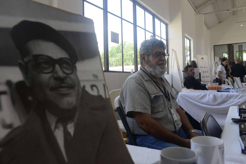 Carlos Amaya, hijo del histórico compatriota, Ramón Amaya Amador, expone los libros de su padre en la expoferia, sus relatos y explicaciones sobre los libros son de profundo interés para quienes llegan.