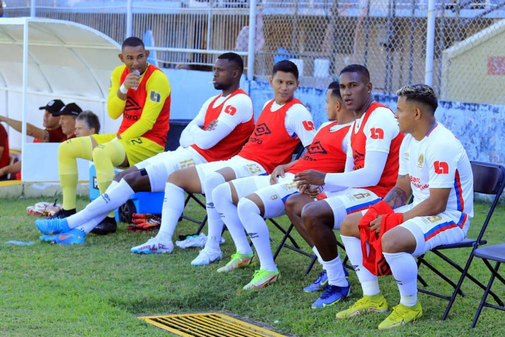 Los jugadores suplentes del Olimpia que esperaban oportunidad para entrar a la cancha. De todos ellos, solo Yustin Arboleda y Germán Mejía pudieron ingresar.