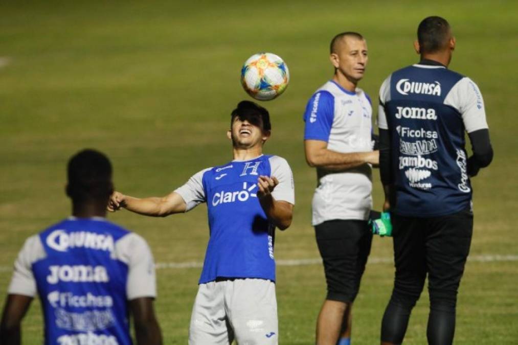 Momento en que Jonathan Rubio controla la pelota.