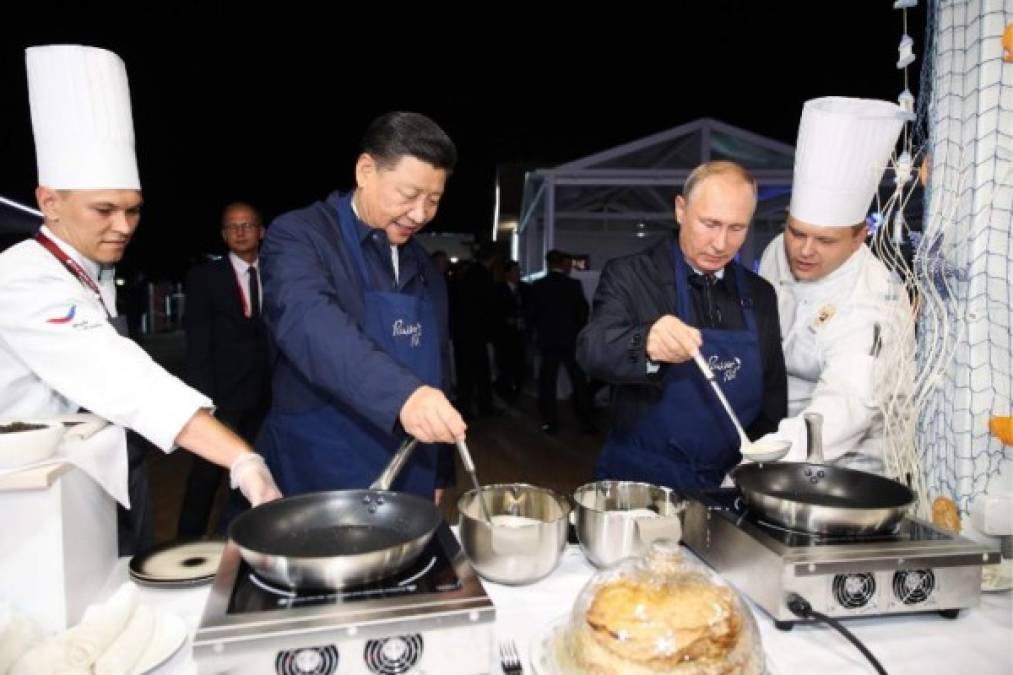Reunidos en Vladivostok para discutir sobre sus relaciones económicas y Corea del Norte, ambos líderes se agasajaron con canapés acompañados de vodka ante las cámaras de los medios presentes.