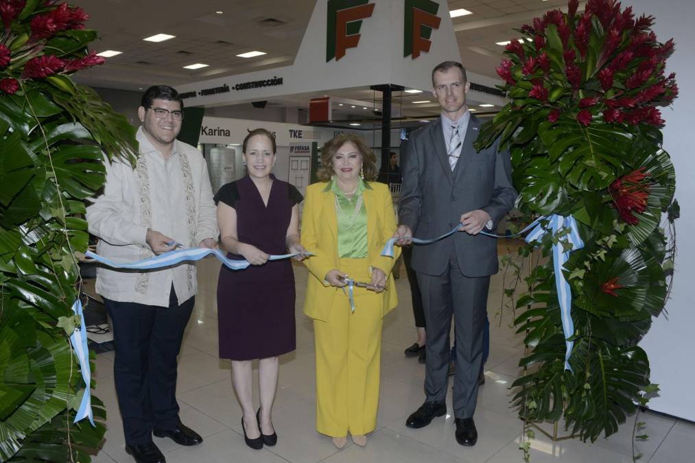 En la foto posan Luis Medina Kattán, Alexa Foglia, Maritza Soto de Lara e Ian McBride.El salón Alberto Smith de Expocentro fue el sitio escogido para presentar la primera edición de ConstruExpo, una iniciativa cuya finalidad es realizar diferentes actividades para promover e impulsar el crecimiento del sector constructivo.<br />. 