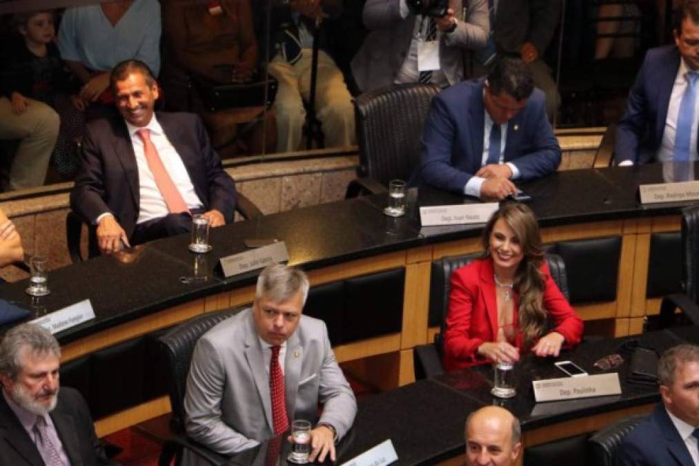 La legisladora de la Asamblea Legislativa del estado de Santa Catarina ocupó su escaño luciendo un traje rojo que dejaba entrever el pronunciado escote.