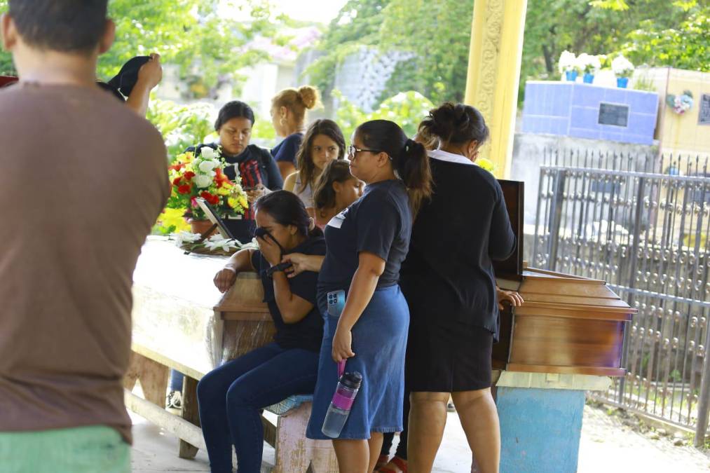 Llanto de rodillas: sepultan a 3 hermanos acribillados en Baracoa