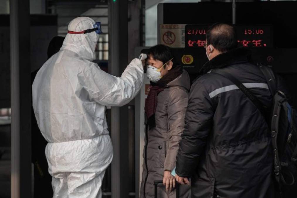 1. China: Este país ya registra 82 muertos y 2,744 casos confirmados, según el último balance oficial del lunes. Todas las víctimas se encuentran en la provincia de Hubei (centro), salvo dos: un hombre de 88 años fallecido en Shanghái y otro de 50 en Pekin.