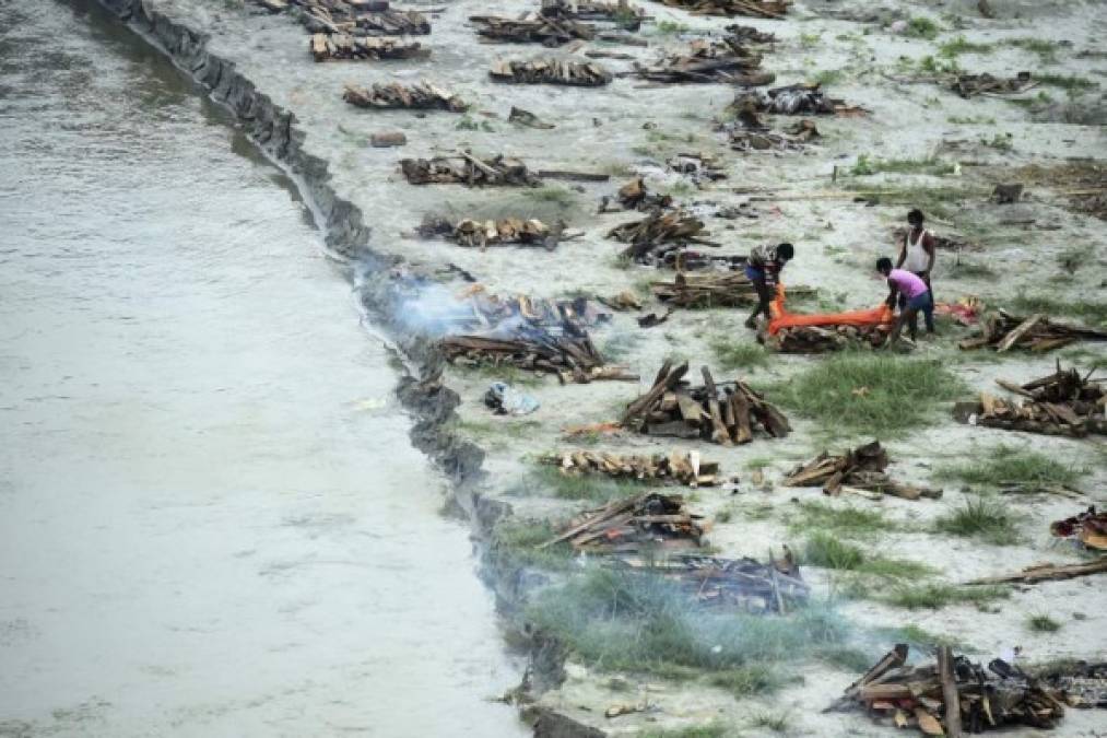 Cerca de 150 cadáveres que aparecieron en las últimas tres semanas fueron incinerados, indicaron a la AFP las autoridades de Allahabad, un importante lugar de peregrinación hindú en el estado de Uttar Pradesh (norte). Ahora las piras funerarias se multiplican en las orillas del río, donde se amontonan pilas de leña en previsión de que aparezcan más cuerpos para incinerar.