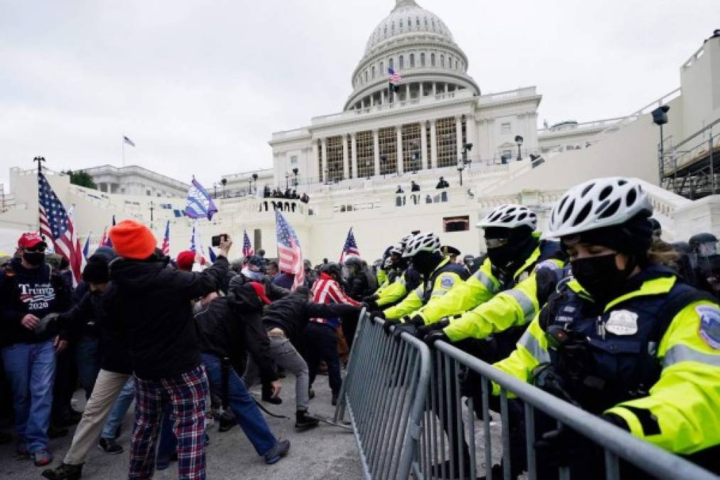Miles de seguidores del mandatario de EEUU, Donald Trump, se concentraron ante el Capitolio en Washington y derribaron varias vallas de seguridad, lo que generó choques con la Policía y caóticas escenas a las puertas del Congreso, donde los legisladores abordan la validación formal de triunfo de Joe Biden en las presidenciales.