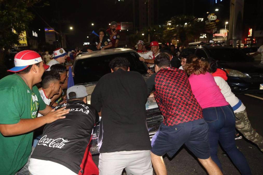 Los hinchas merengues se turnaban para poder subirse a los carros que pasaban.