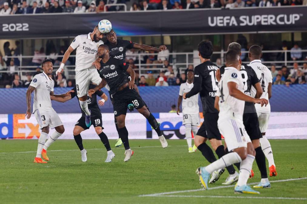 Así empezó el primer gol del Real Madrid, con este cabezazo de Karim Benzema.