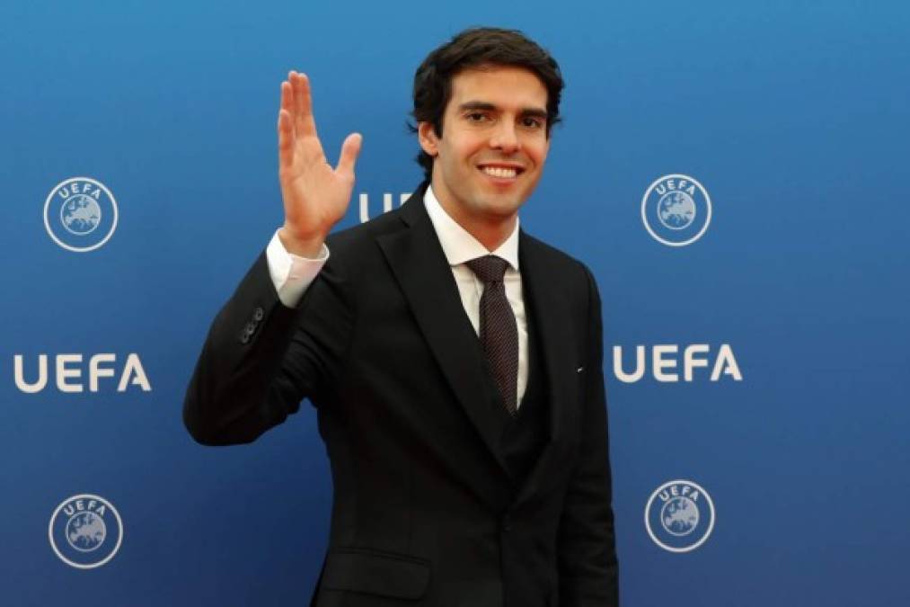 Kaká, ex del Real Madrid y Milan, fue el encargado de extraer las bolas del sorteo de los grupos de la Champions. Foto AFP<br/>