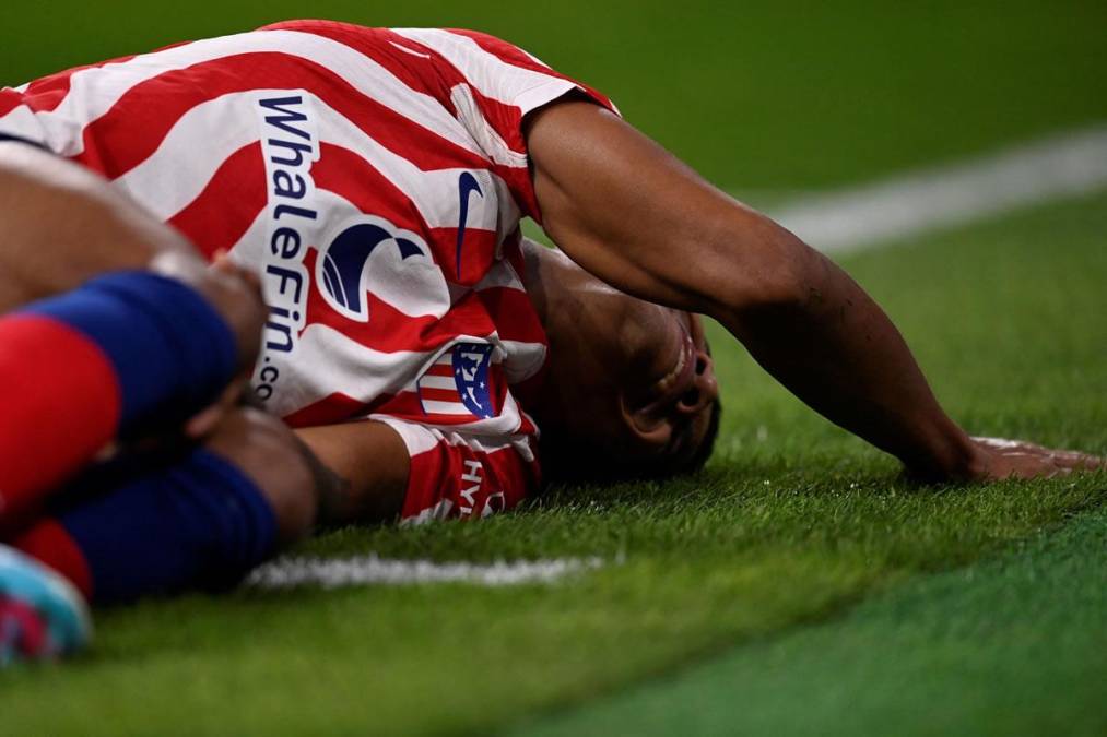 El defensa mozambiqueño del Atlético, Reinildo Mandava, sufrió una fea lesión y con gestos de dolor quedó en el suelo.