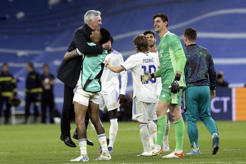 Éder Militao levantó en brazos a Carlo Ancelotti en la celebración del Real Madrid.