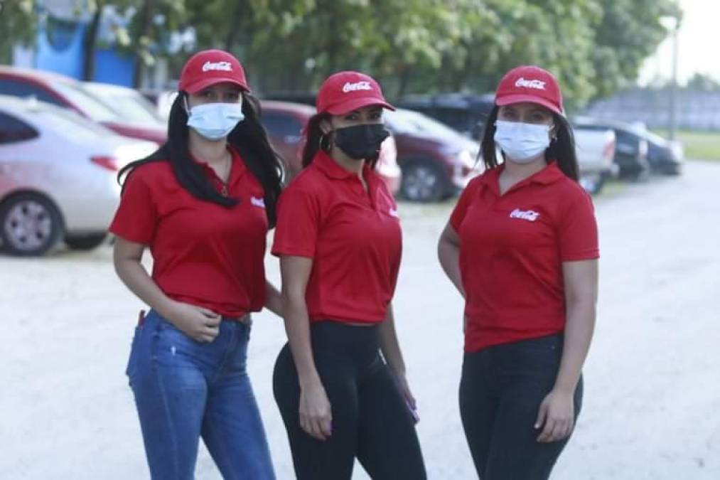 Edecanes de una marca patrocinadora en el estadio Olímpico.