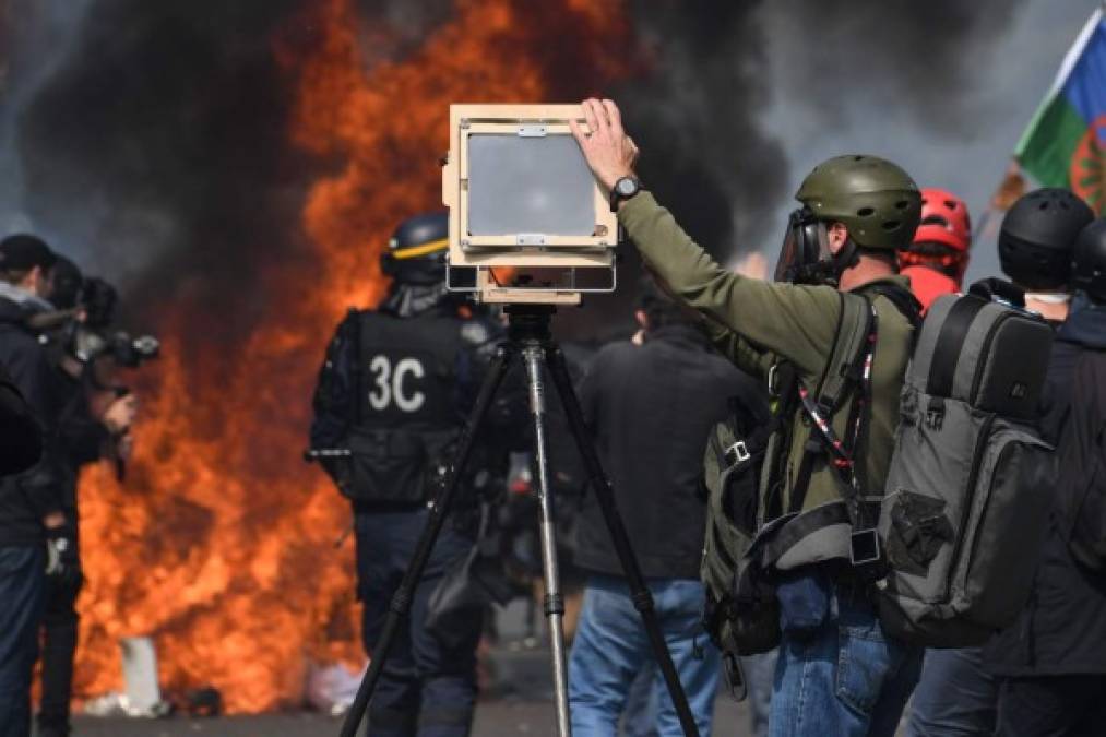 Los choques estallaron hacia las 11H00 GMT alrededor del restaurante La Rotonde, todo tapiado y protegido por las fuerzas de seguridad para evitar que fuera atacado como el Fouquet's de los Campos Elíseos a mediados de marzo.