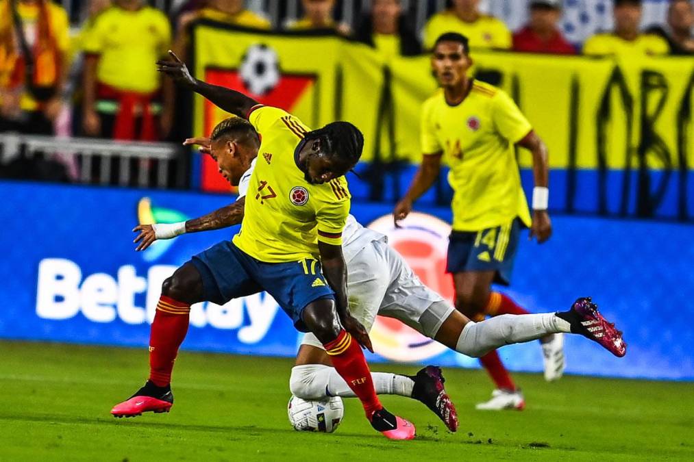 Kervin Arriaga disputando el balón contra Yimmi Chará.