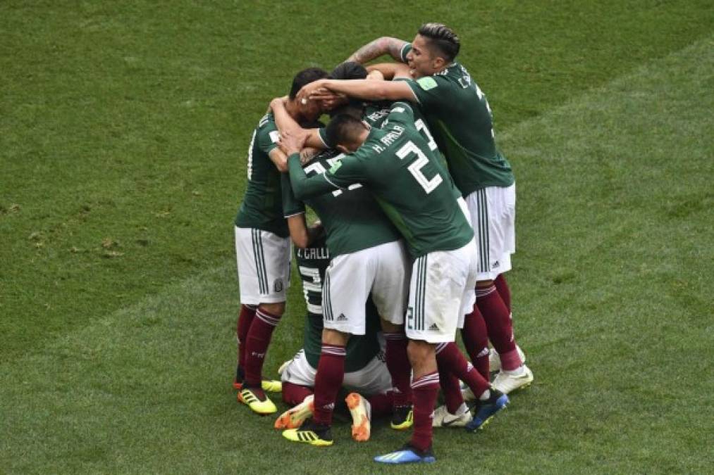 Los jugadores de México celebrando el golazo del 'Chucky' Lozano. Foto AFP