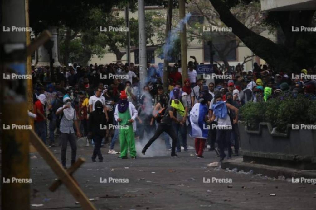 Algunos de los manifestantes encapuchados lanzaron piedras a los agentes antimotines.<br/>