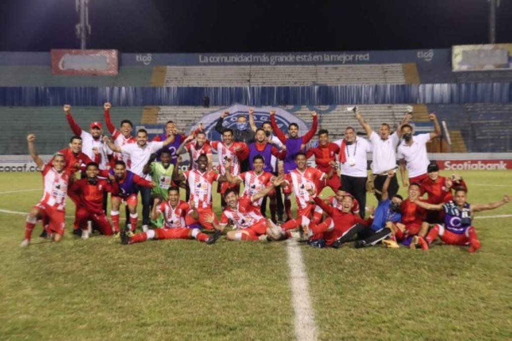 El plantel del Real Estelí celebró en la cancha del estadio Nacional con esta imagen posada.