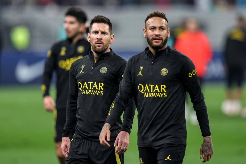 Por lo tanto, el PSG ya está en la búsqueda de nuevos nombres para sumarse al plantel. Asimismo también existe la duda sobre la continuidad del famoso tridente entre Messi, Neymar y Mbappé.