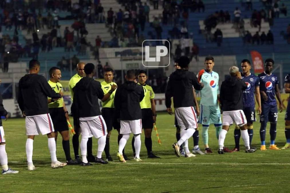 Los jugadores del Olimpia saludando a los de Motagua previo al inicio del partido.