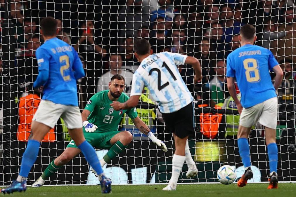 Paulo Dybala entró de cambio y marcó el 0-3 de Argentina con este disparo de zurda.