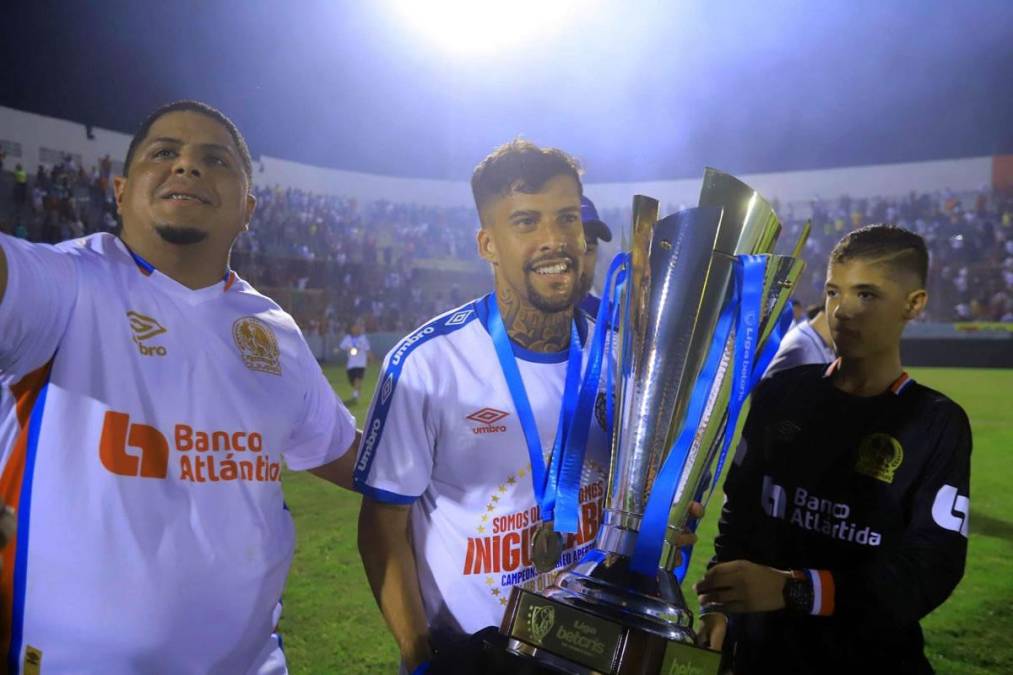 El brasileño Gabriel Araújo Carvalho posando con aficionados del Olimpia y la Copa.