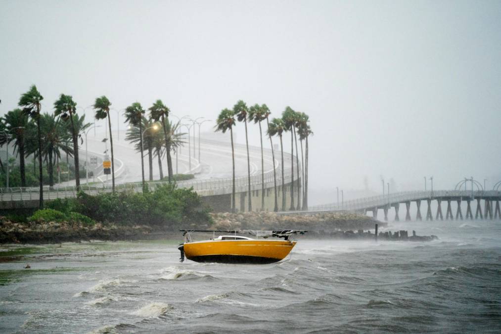 Florida siente ya el azote del poderoso y temible huracán Ian de categoría cuatro (Fotos)